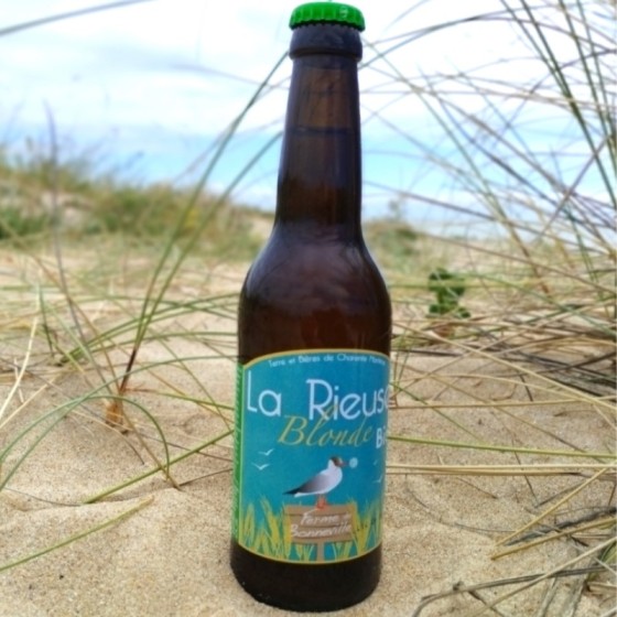 La rieuse blonde bio